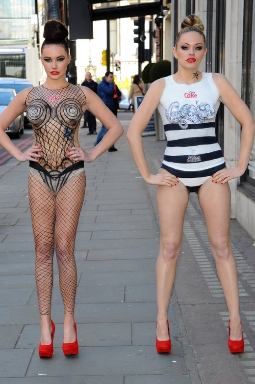 Gaultier přenesl design lahví i na modelky.