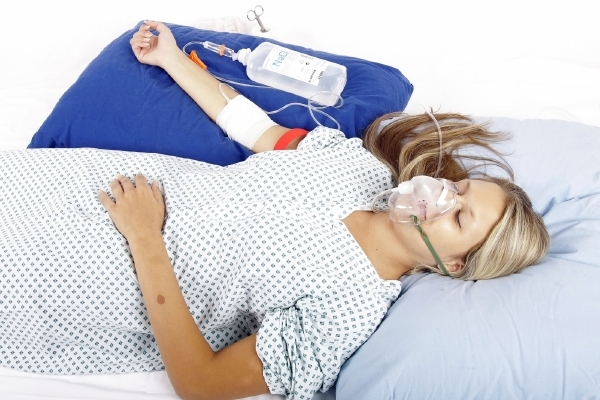Ženy jsou v drtivé většině případů přenašečkami. Onemocnění se u nich projeví jen vzácně.