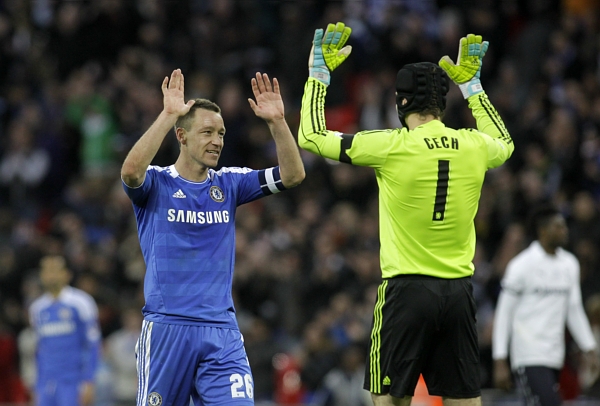 Brankář Chelsea Petr Čech (vpravo) a stoper John Terry.