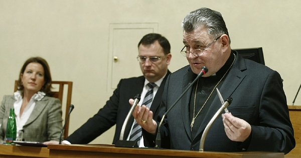 Kardinál Dominik Duka (vpravo) na konferenci o církevních restitucích v Senátu ČR. V pozadí premiér Petr Nečas (ODS) a vicepremiérka Karolína Peake (VV). Kardinál Dominik Duka (vpravo) na konferenci o církevních restitucích v Senátu ČR. V pozadí premiér Petr Nečas (ODS) a vicepremiérka Karolína Peake (VV).