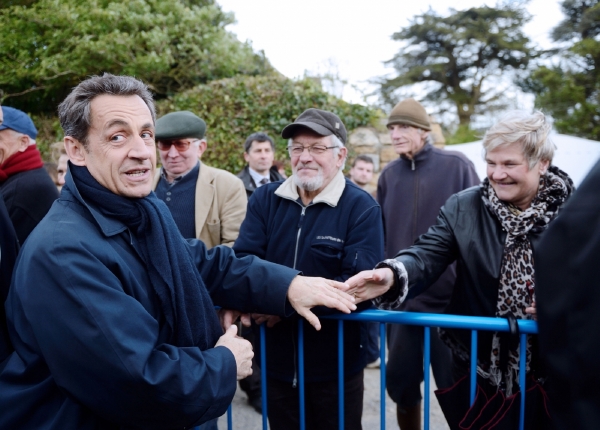Nicolas Sarkozy si potřásá rukou s příznivci. Nicolas Sarkozy si potřásá rukou s příznivci.