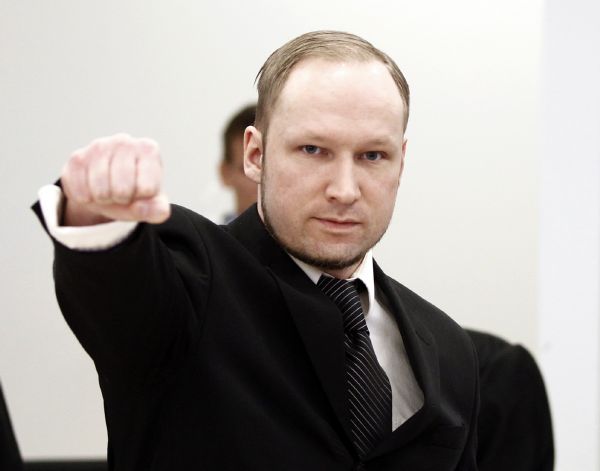 Breivik i své středeční vystoupení před soudem zahájil "svým" pozdravem.