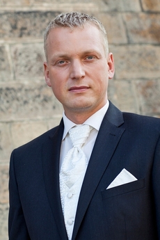 Martin Hausenblas, vycházející hvězda české filantropie. Ve třiadvacet letech byl na dně, o jedenáct let později se stal rentiérem. Založil si vlastní dárcovský fond, který vysílá mladé Ústečáky do světa, a do něhož ukládá desetinu svých osobních příjmů; momentálně to dělá 500 000 korun ročně.