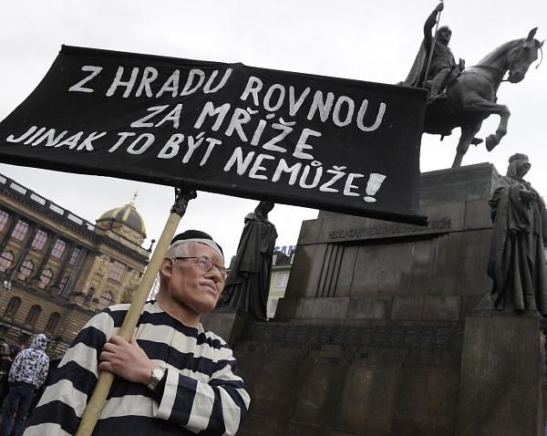 Demonstrace na Václavském náměstí z 15. dubna. Na snímku je příznivec tzv. Holešovské výzvy, která mj. požaduje i demisi prezidenta.