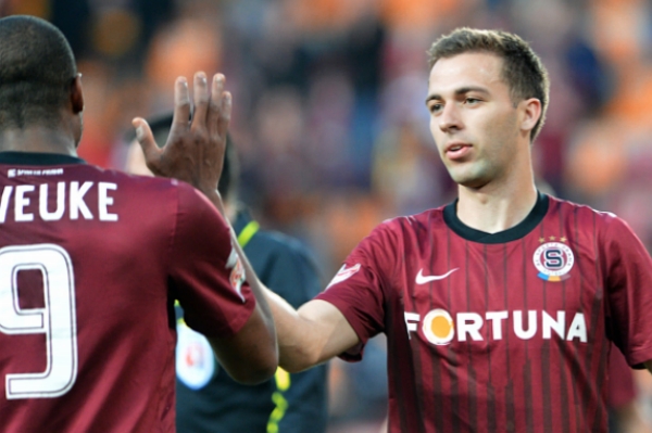 Sparťan Josef Hušbauer (vpravo) se raduje se spoluhráčem Léonardem Kweukem. Sparťan Josef Hušbauer (vpravo) se raduje se spoluhráčem Léonardem Kweukem.