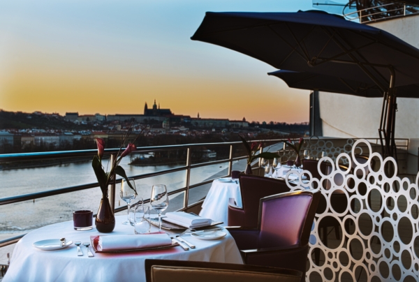 Restaurace Célesté s výhledem na Pražský Hrad. 
