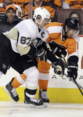 Kapitán Pittsburghu Sidney Crosby (vlevo) v souboji s Braydonem Coburnem.