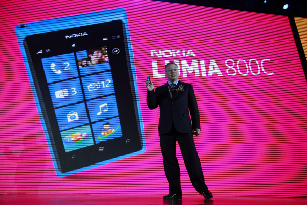 V březnu představil šéf firmy Stephen Elop nový model smartphonu.