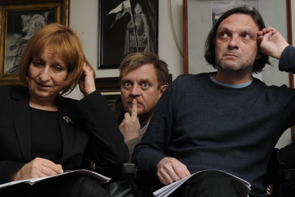 Zleva ředitelka pražského Divadla Na zábradlí Doubravka Svobodová, herec Petr Čtvrtníček a umělecký šéf David Czesany se 19. dubna zúčastnili tiskové konference k současné situaci v divadle, nové dramaturgii a k výběrovému řízení na post šéfa této scény.