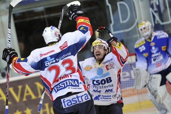 Radost pardubických hokejistů, mistrů ze sezony 2011/2012.
