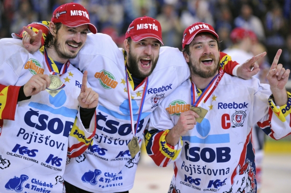 Tři pardubičtí mušketýři, útočné komando Jan Kolář, Jan Starý a kapitán Petr Koukal. Tři pardubičtí mušketýři, útočné komando Jan Kolář, Jan Starý a kapitán Petr Koukal.