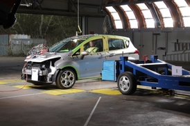 Vůz prošel nárazovými testy a získal maximálních pět hvězdiček EuroNCAP. 