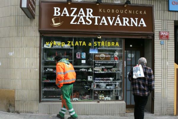 Do zastaváren chodí řešit své finanční těžkosti stále více lidí. 