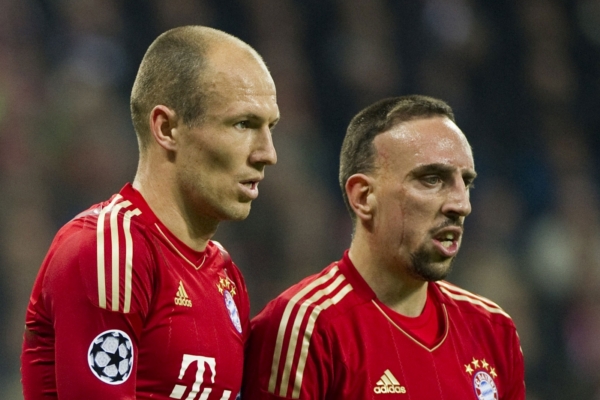 Arjena Robbena (vlevo) napad o přestávce zápasu Ligy mistrů s Realem Madrid jeho spoluhráč Franck Ribéry (vpravo).
