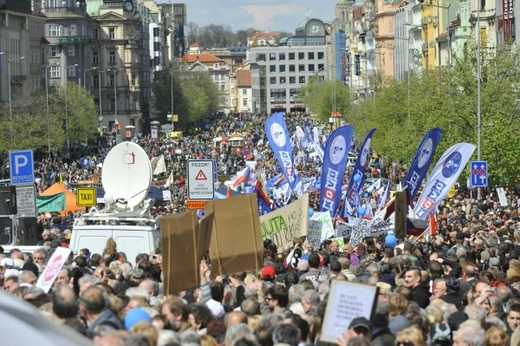 Václavské náměstí se stalo místem celonárodní demonstrace za odstoupení vlády. Václavské náměstí se stalo místem celonárodní demonstrace za odstoupení vlády.