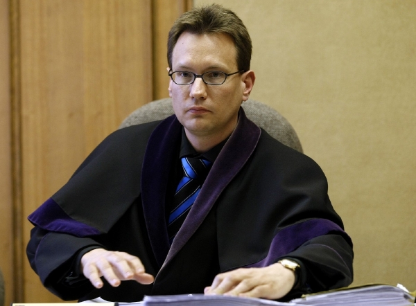 Soudce Jan Šott v soudní síni.