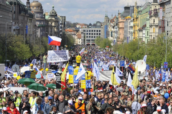Demonstranti na zaplněném Václavském náměstí.