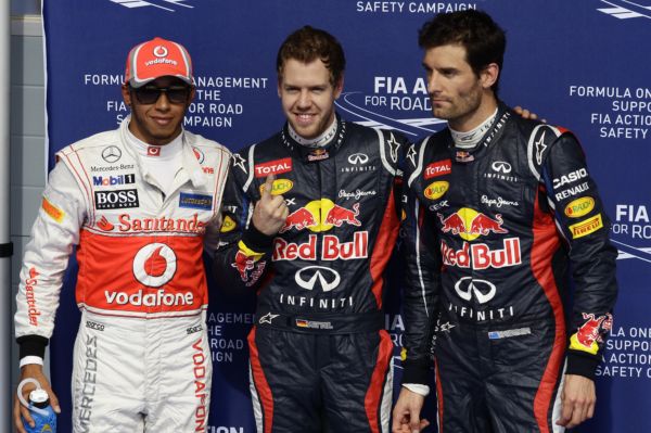 Vítězný Sebastian Vettel (uprostřed) s druhým Lewisem Hamiltonem (vlev) a s týmovým kolegou, v kvalifikaci třetím Markem Webberem. Vítězný Sebastian Vettel (uprostřed) s druhým Lewisem Hamiltonem (vlev) a s týmovým kolegou, v kvalifikaci třetím Markem Webberem.