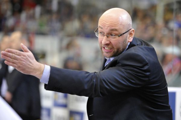 Trenér Pardubic Pavel Hynek. Trenér Pardubic Pavel Hynek.