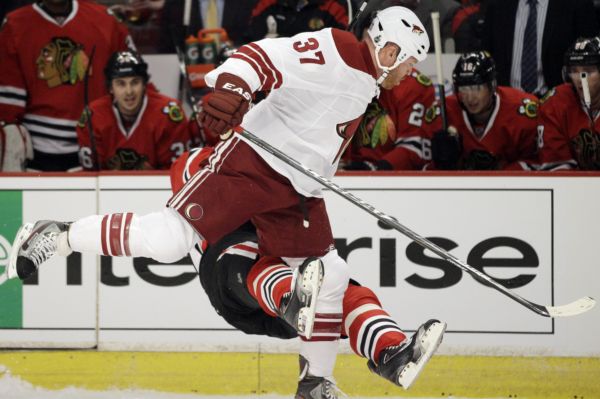 Útočník Raffi Torres z Phoenixu dostal za faul na slovenského hokejistu Mariána Hossu z Chicaga v třetím utkání prvního kola play off NHL stop na 25 zápasů. 
