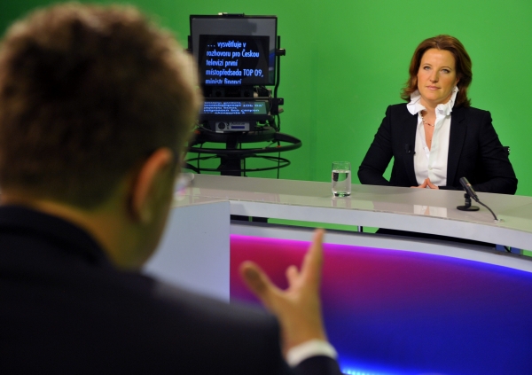 Karolína Peake v diskuzním pořadu České televize.