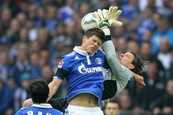 Fotbalista Schalke Klaas-Jan Huntelaar (hlavičkující).