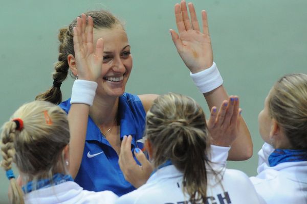 Petra Kvitová se raduje z postupu se svými kolegyněmi. Petra Kvitová se raduje z postupu se svými kolegyněmi.