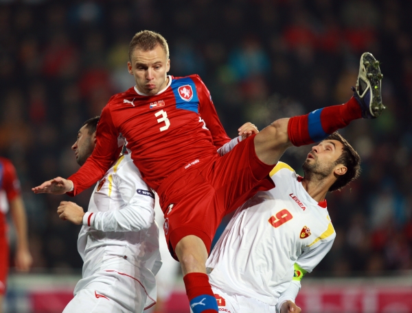 Fotbalového reprezentanta Michala Kadlec napadli v Německu fanoušci a zlomili mu nos.