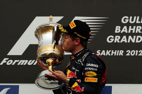 Sebastian Vettel po vítězství v Bahrajnu.