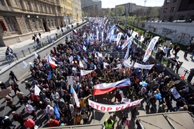 Demonstrace se účastnily tisíce lidí.