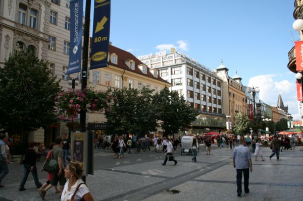Pražská ulice Na Příkopě je z hlediska nájemného za obchody nejdražší nákupní ulicí ve střední Evropě. 