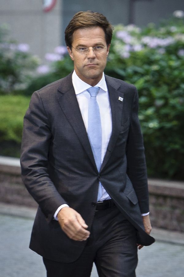 Vláda premiéra Marka Rutteho padla.