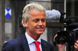 Wildersova PVV zajišťovala Rutteho menšinovému kabinetu většinu v parlamentu.