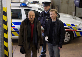 Bodrý vyšetřovatel major Políčko (Oldřich Vlach) a policejní technik (Pavel Batěk).