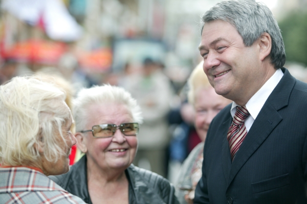 Šéf komunisitické strany Vojtěch Filip s příznivci na prvomájové oslavě.