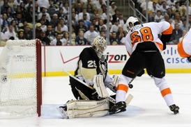 Jágr před gólmanem Pittsburghu Fleurym.