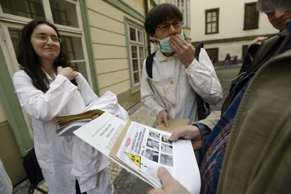Iniciativy Pražské fórum a Inventura demokracie vyhlásily 24. dubna Poslaneckou sněmovnu a její okolí za oblast se zvýšenou koncentrací sociálně patologického chování. Iniciativy Pražské fórum a Inventura demokracie vyhlásily 24. dubna Poslaneckou sněmovnu a její okolí za oblast se zvýšenou koncentrací sociálně patologického chování.