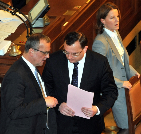 Premiér Petr Nečas s ministrem financí Miroslavem Kalouskem a vicepremiérkou Karolínou Peake.