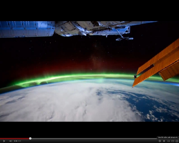 Takhle vidí astronauti z ISS polární záři.