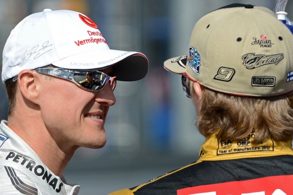 Michael Schumacher (vlevo) rozmlouvá s Kimi Räikkönenem před letošním prvním závodem v Austrálii.