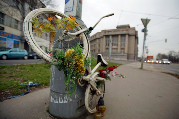 Nejznámější cyklopomník v Česku je na pražském nábřeží Kapitána Jaroše. Pod koly auta tu zemřel propagátor pražské cyklistiky Jan Bouchal.