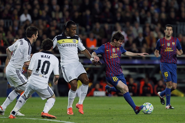 Hvězdný Lionel Messi (vpravo) na Petra Čecha opět nevyzrál.