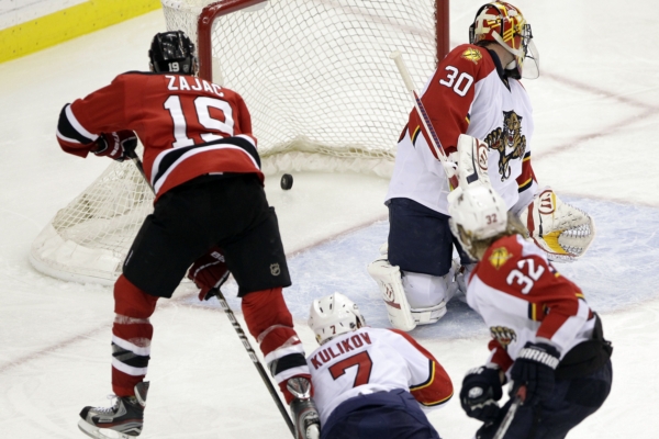 Travis Zajac střílí vítězný gól v prodloužení. Travis Zajac střílí vítězný gól v prodloužení.