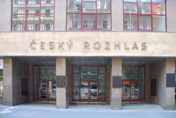 Rozhlas změnu loga oznámil pouze týden poté, co podobný krok učinila ČT.
