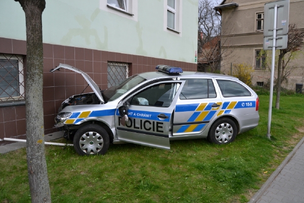 Auto s policisty skončilo ve zdi služebny. Auto s policisty skončilo ve zdi služebny.
