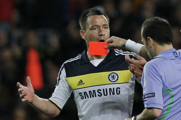 Kapitán John Terry si finále nezahraje a s ním i další tři vykartovaní hráči.