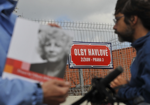 Na pražském Žižkově byla 25. dubna slavnostně odhalena ulice Olgy Havlové. Nachází se v nové lokalitě s názvem Rezidenční park Na Vackově. Na pražském Žižkově byla 25. dubna slavnostně odhalena ulice Olgy Havlové. Nachází se v nové lokalitě s názvem Rezidenční park Na Vackově.