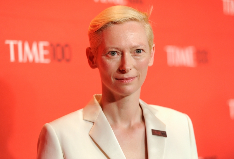 Tilda Swintonová nezvolila dobrý účes. Vlasy vypadaly, jako by byly mastné.