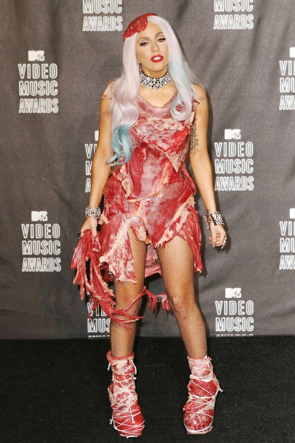 Lady Gaga často volí šokující kostýmy.