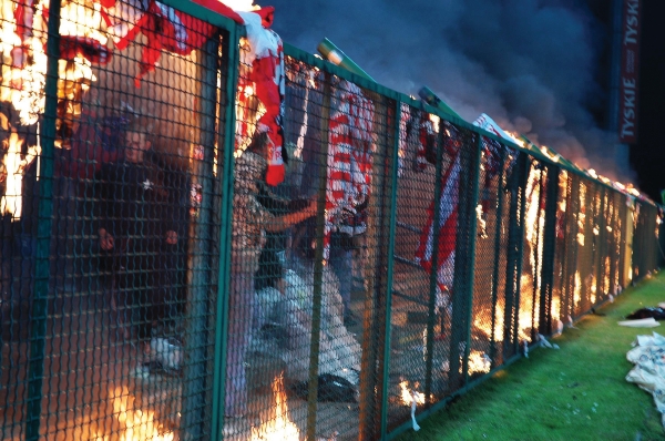 Dokument zkoumá fenomén fotbalových hooligans.